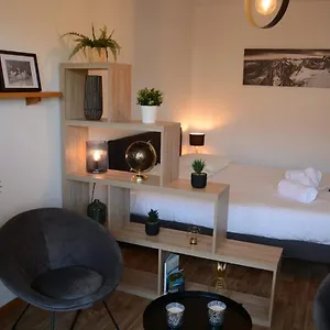 https://charming-apartment-near-the-lake-with-a-furnished.hotels-rhonealpes.com